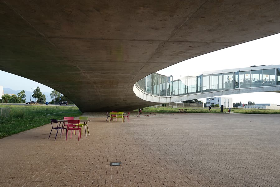 Le Rolex Learning Center de l'EPFL, à Écublens — taxi Lausanne–Écublens, campus EPFL et UNIL