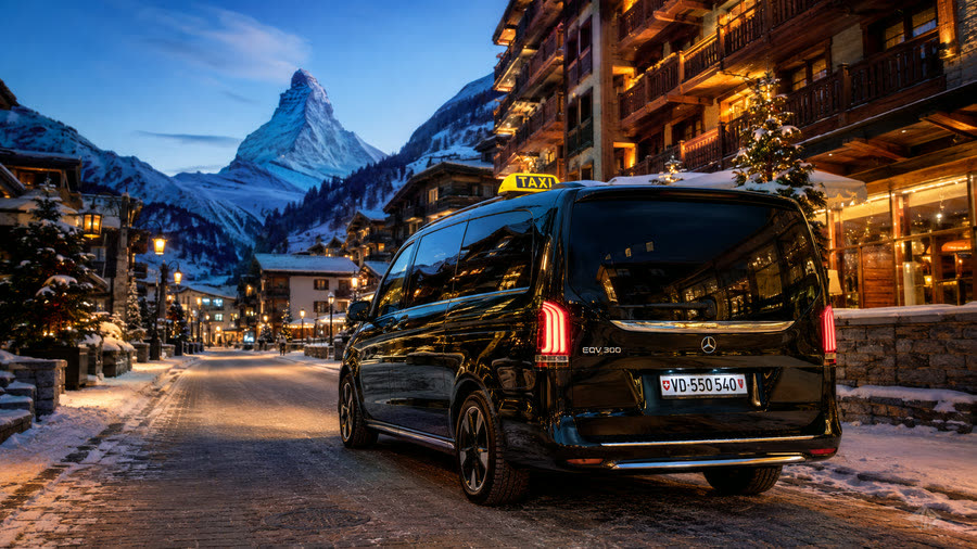 Taxi électrique Mercedes EQV à Zermatt au crépuscule, le Cervin en toile de fond — transfert Lausanne–Zermatt, dépose à Täsch