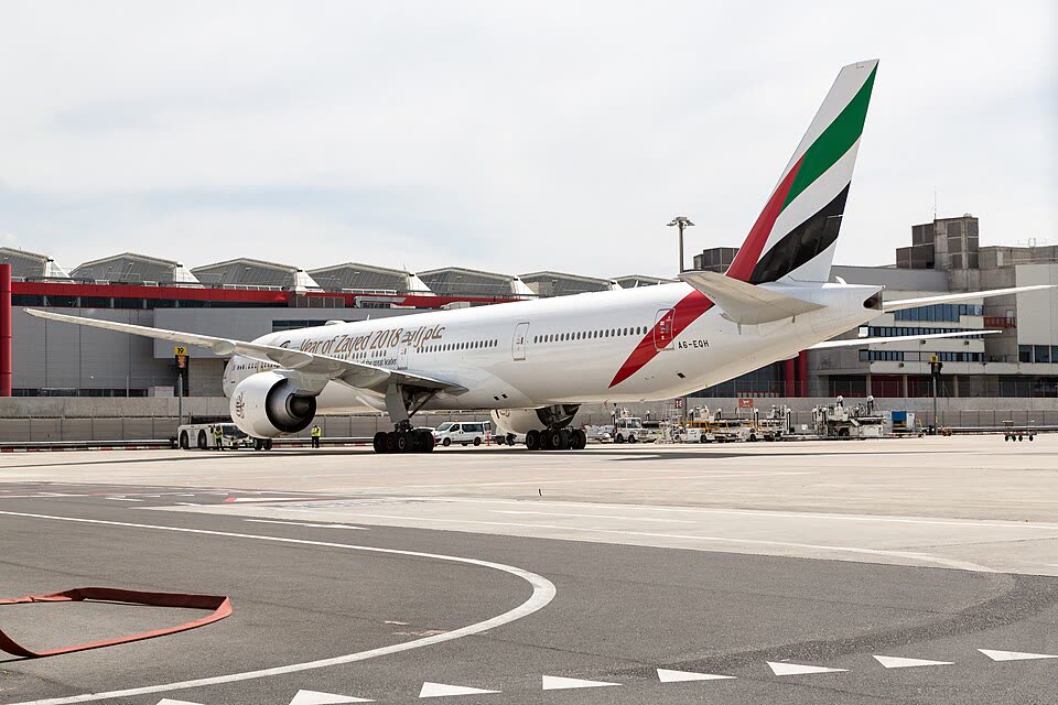 Avion long-courrier au contact à Genève Aéroport — transfert aéroport depuis Lausanne et le canton de Vaud