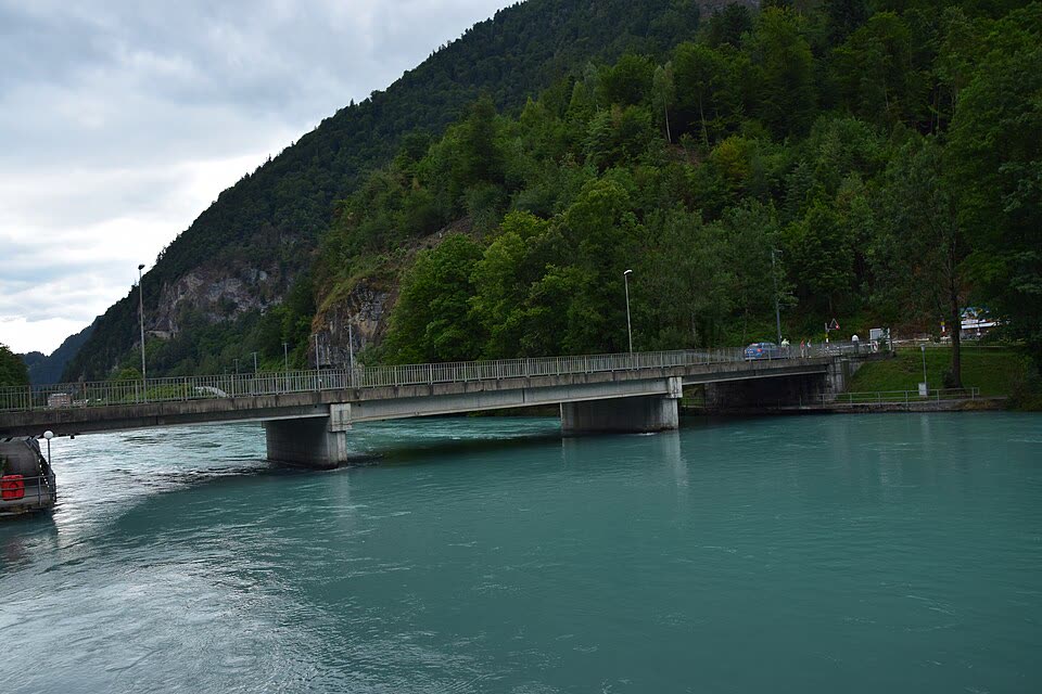 L'Aar à Interlaken, Oberland bernois — taxi Lausanne–Interlaken