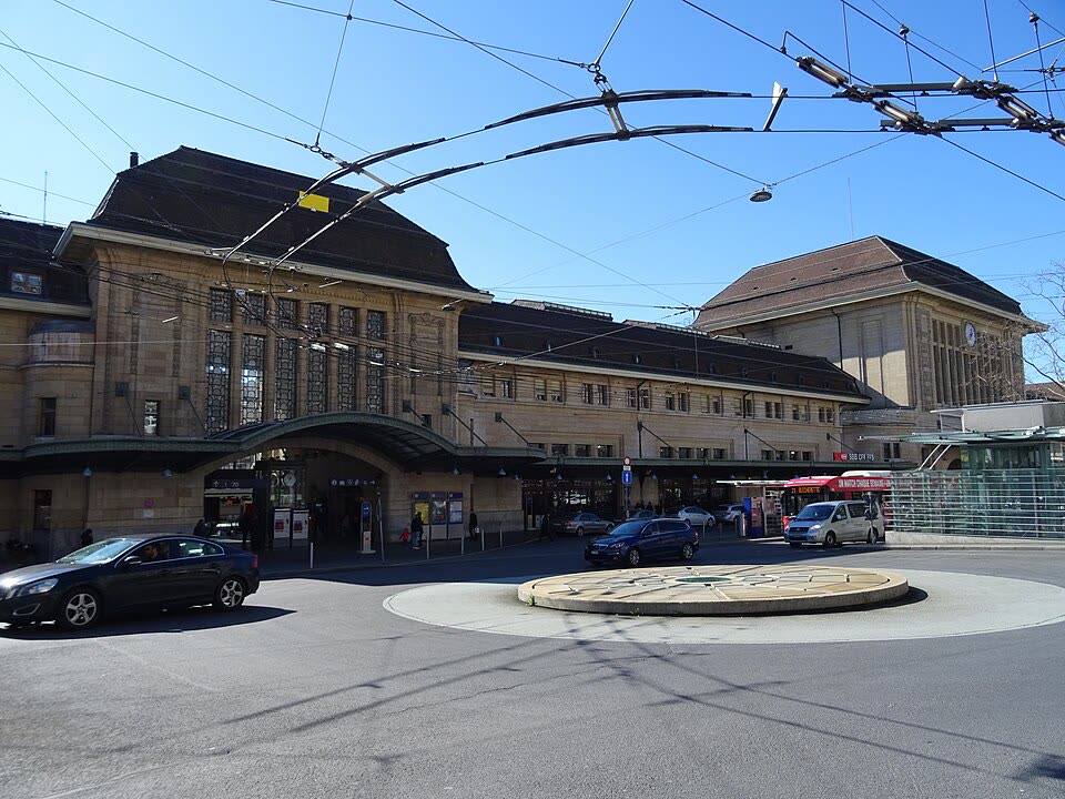 Gare CFF de Lausanne, place de la Gare et station de taxis