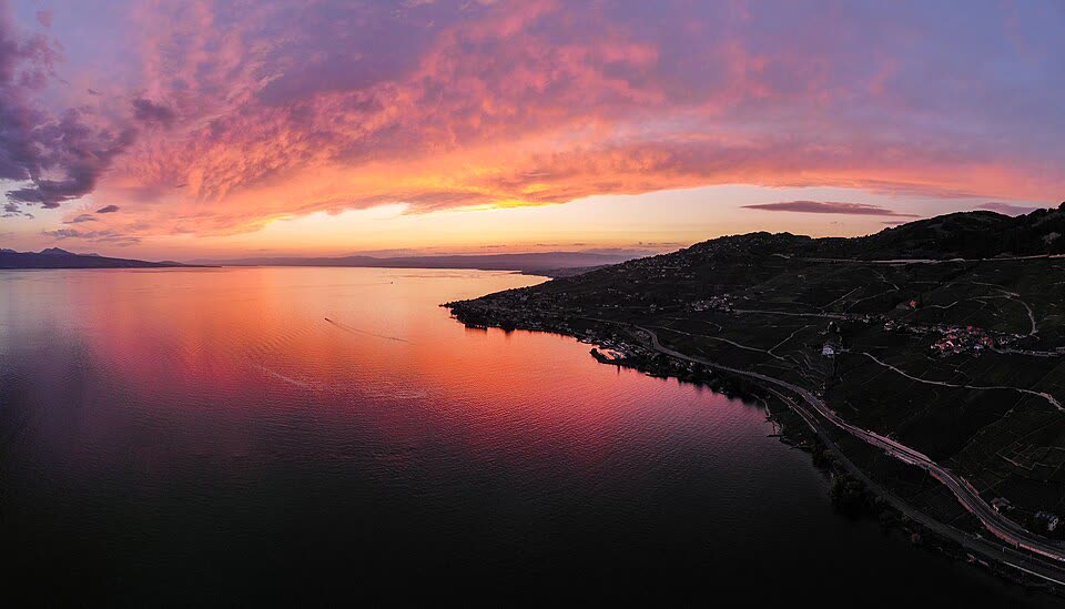 Coucher de soleil sur Lavaux et le Léman, vignobles en terrasses classés UNESCO — taxi sur la Riviera