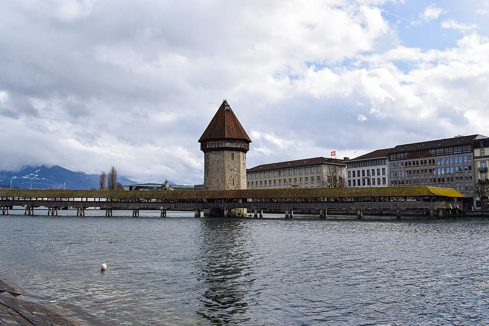 Pont de la Chapelle à Lucerne — taxi Lausanne–Lucerne