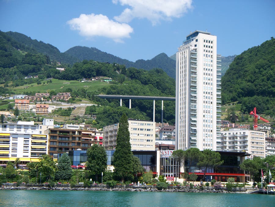 Le Casino de Montreux au bord du Léman, reconstruit après l’incendie de 1971 — Montreux Jazz Festival, taxi Lausanne–Montreux