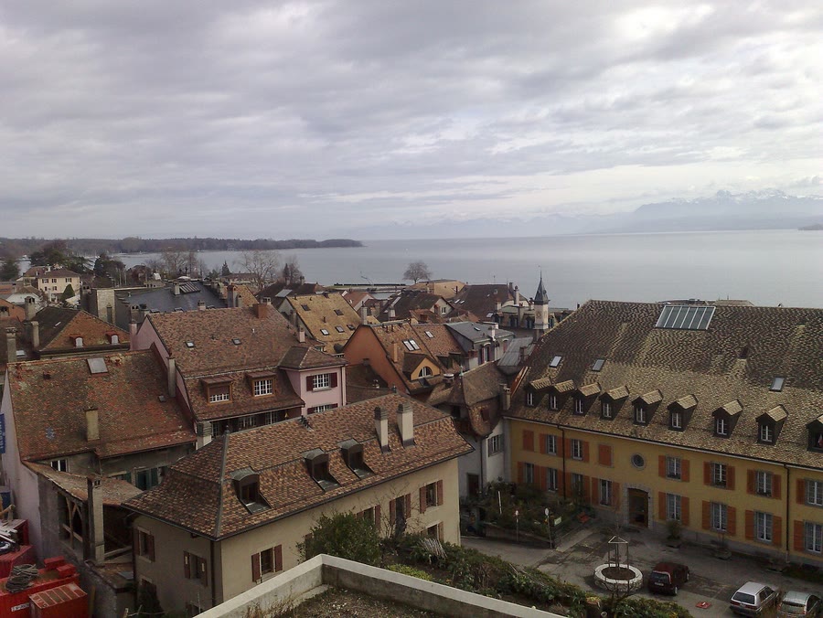 Le quartier de Rive à Nyon et le Léman vus du château — taxi Lausanne–Nyon, Paléo Festival