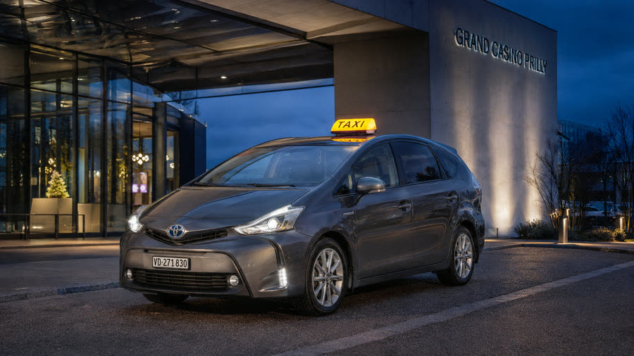 Taxi Toyota Prius+ TAXI 624 devant le Grand Casino Prilly la nuit — taxi soirée et sortie, retour à toute heure