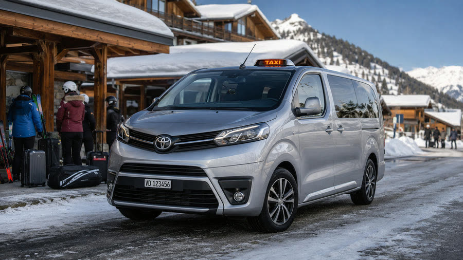 Van Toyota Proace Verso TAXI 624 devant un chalet, skieurs avec skis et valises — transfert ski jusqu'à 8 passagers