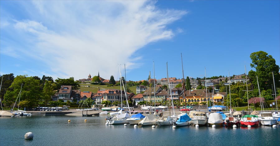 Le port de Pully, ses voiliers et la ville au-dessus du Léman — taxi Lausanne–Pully