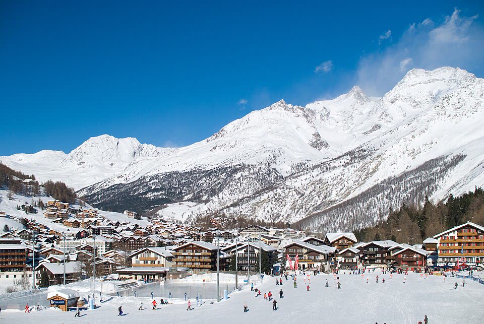 Saas-Fee, village et pistes sous la neige — transfert taxi depuis Lausanne et Genève Aéroport