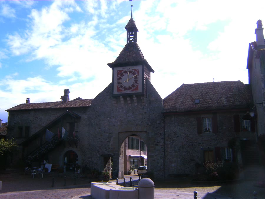 La porte fortifiée du bourg médiéval de Saint-Prex, au bord du Léman — taxi Saint-Prex