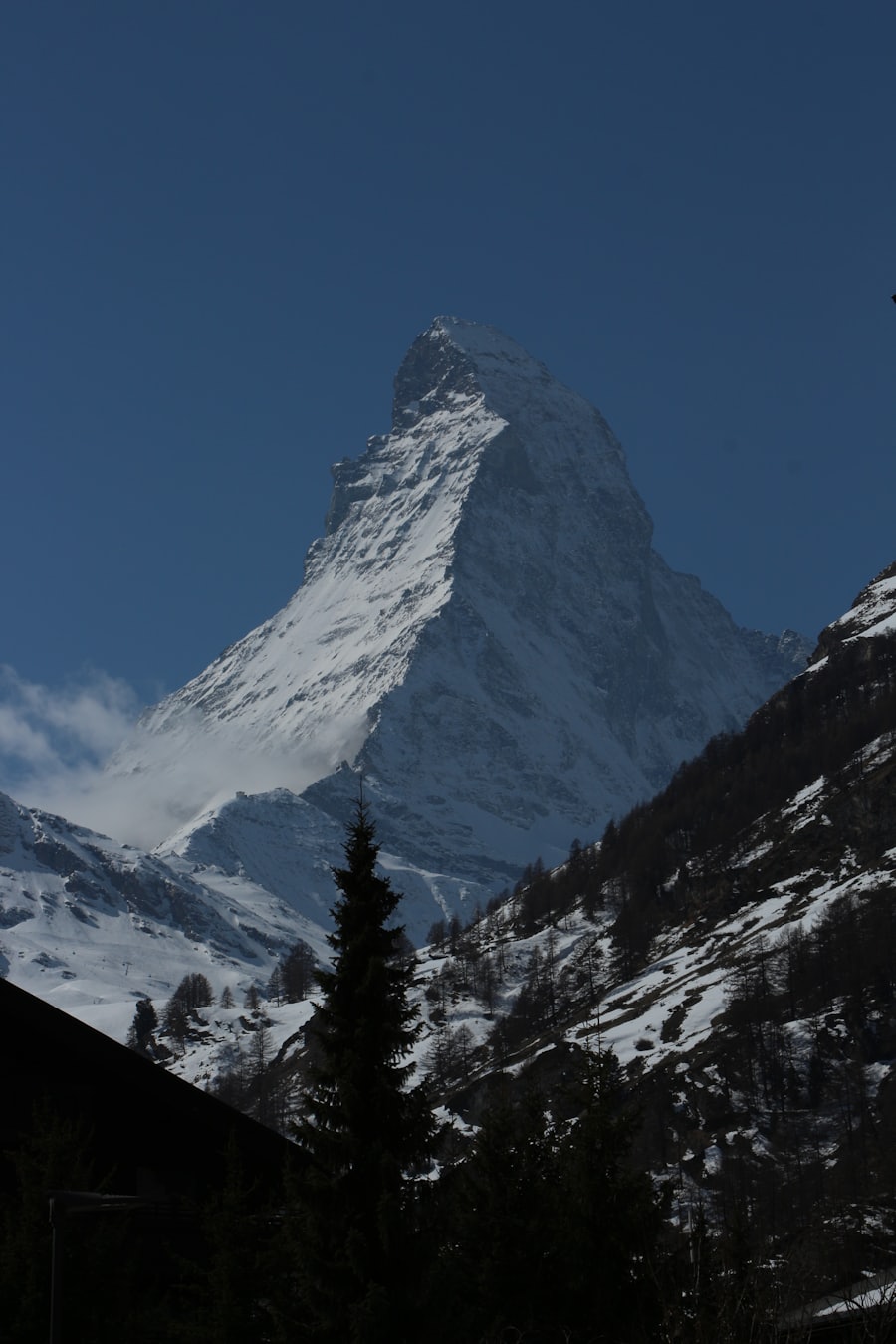 Le Cervin sous le ciel bleu — transferts vers les stations de ski suisses