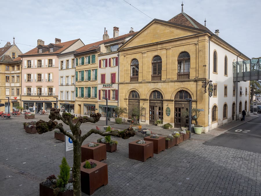 La place Pestalozzi à Yverdon-les-Bains, face au château — taxi Lausanne–Yverdon