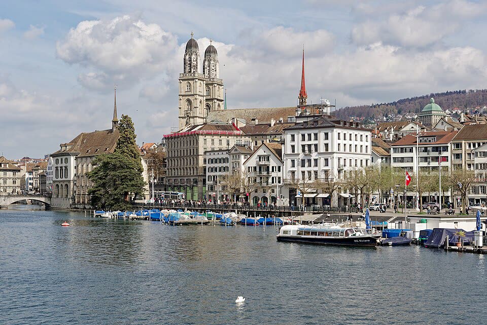 Zurich, Grossmünster et la Limmat — taxi Lausanne–Zurich